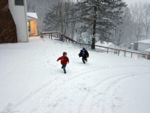 boys-running-in-snow